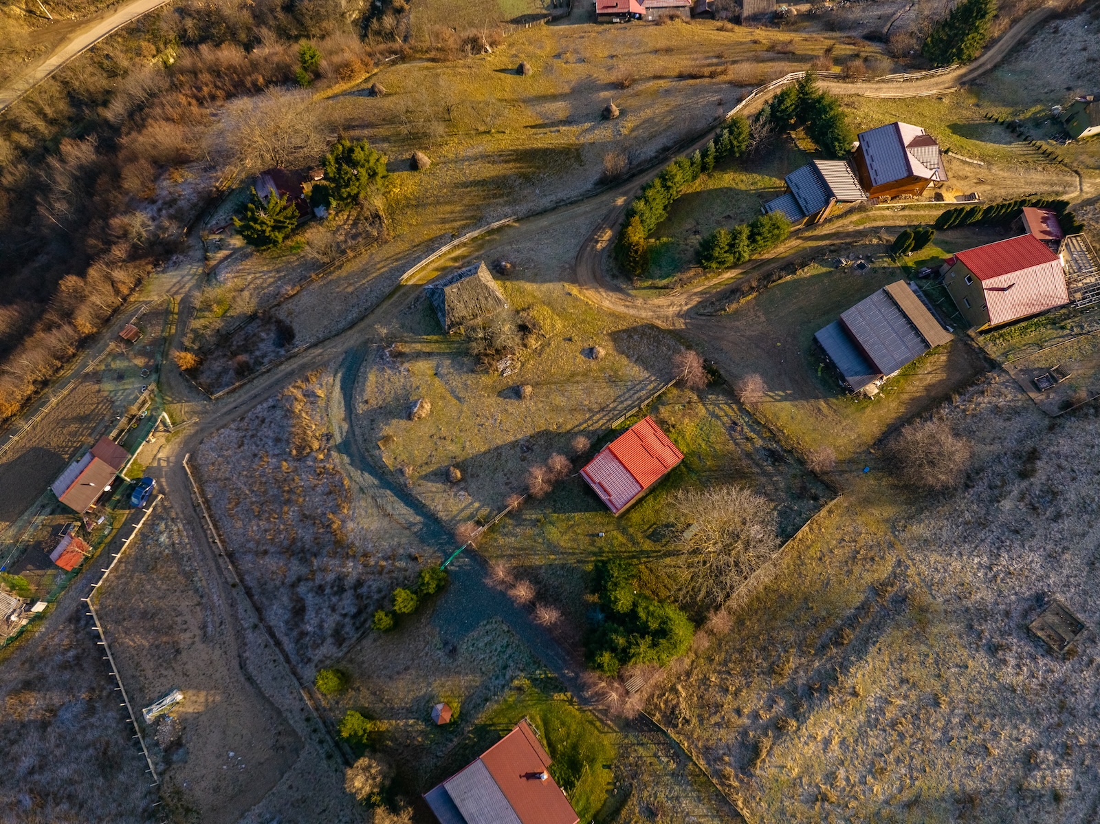 Vedere verticală asupra zonei cu drumuri și terenuri la Someșu Rece