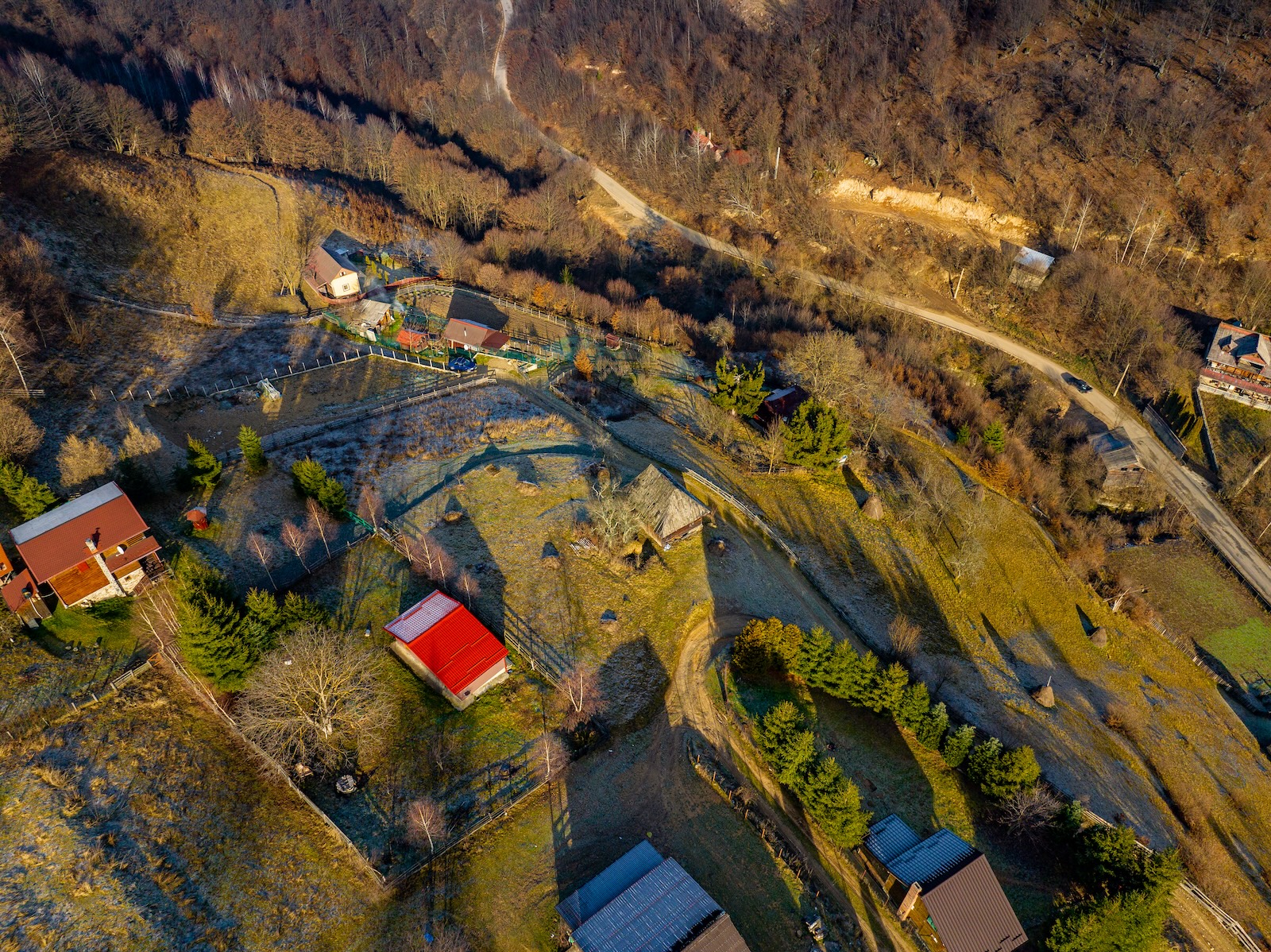 Vedere aeriană cu drum de acces și terenuri în pantă