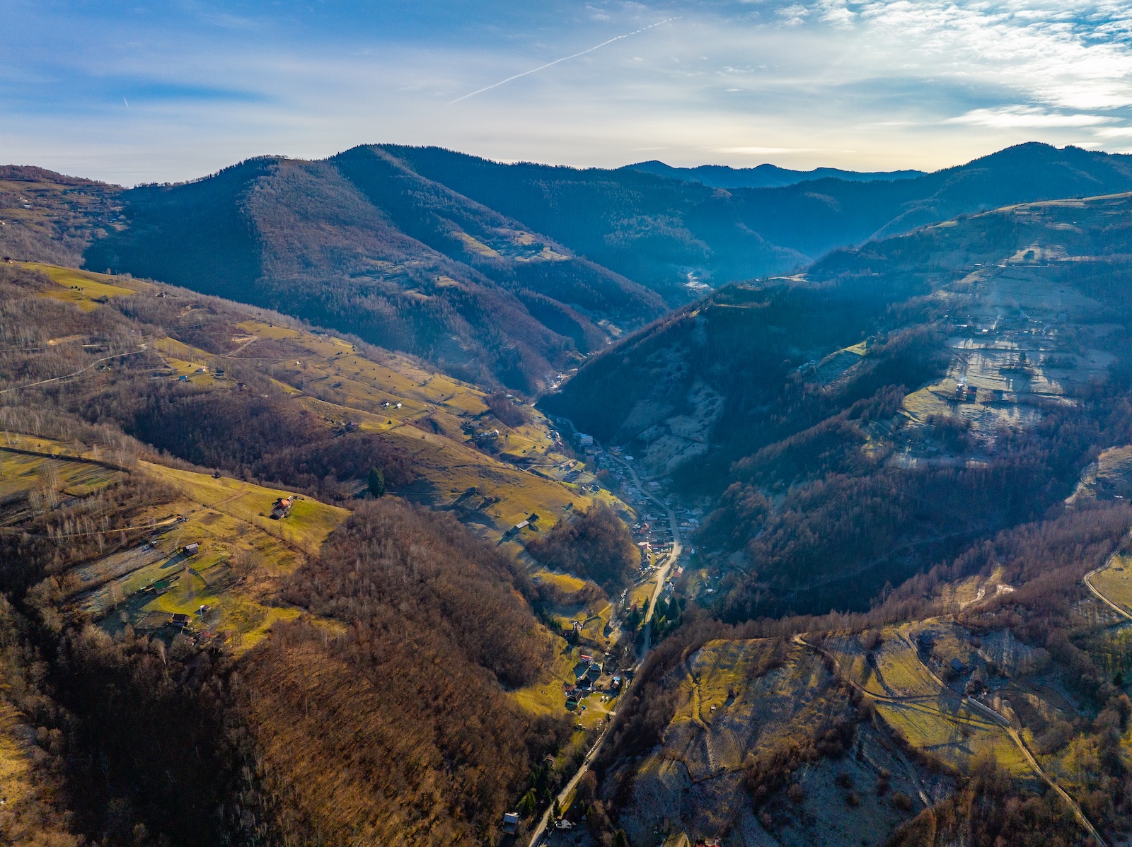 Vedere aeriană largă asupra văii și munților din Someșu Rece iarna
