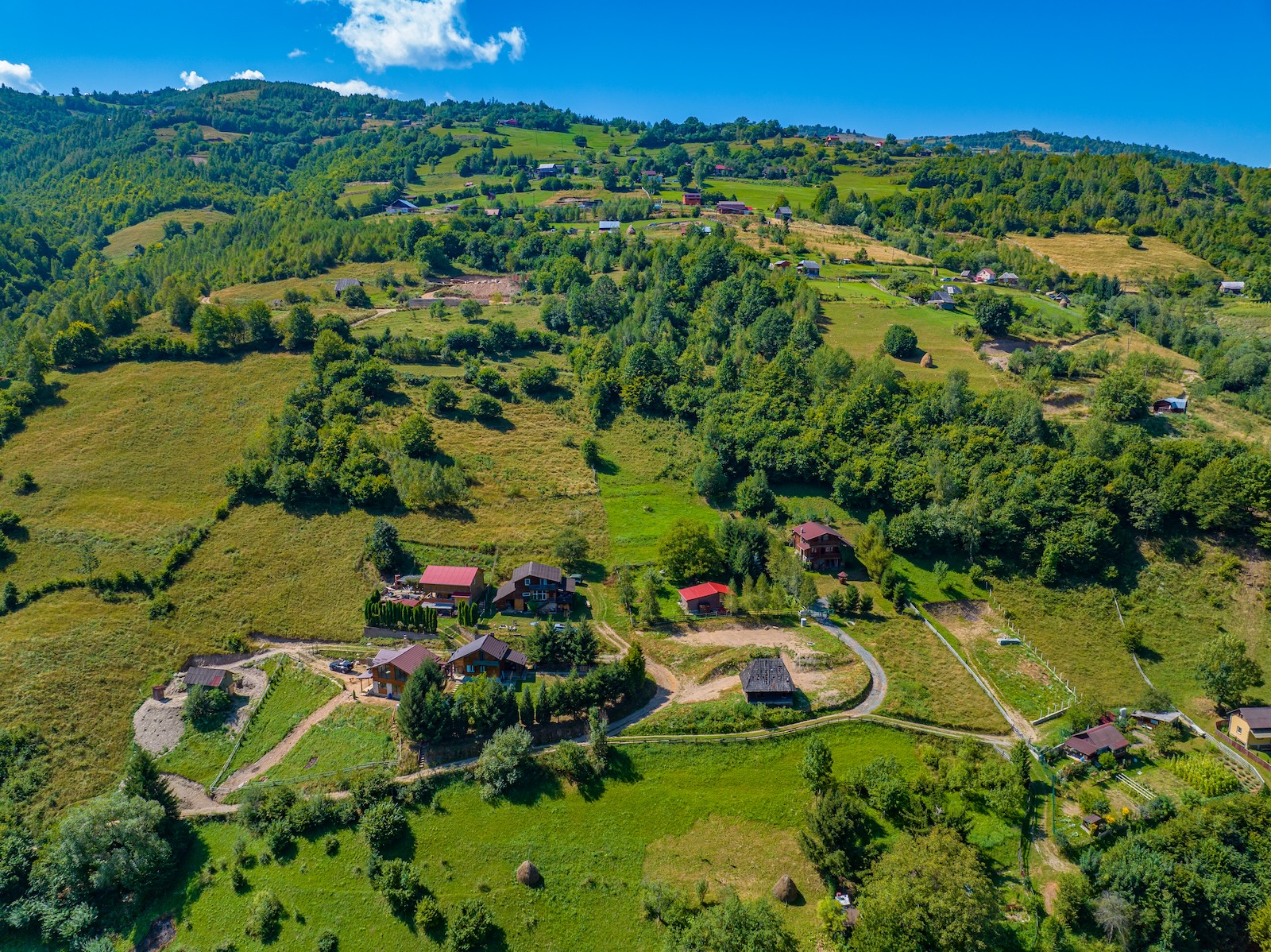 Zonă cu cabane de vacanță înconjurate de verdeață la Someșu Rece