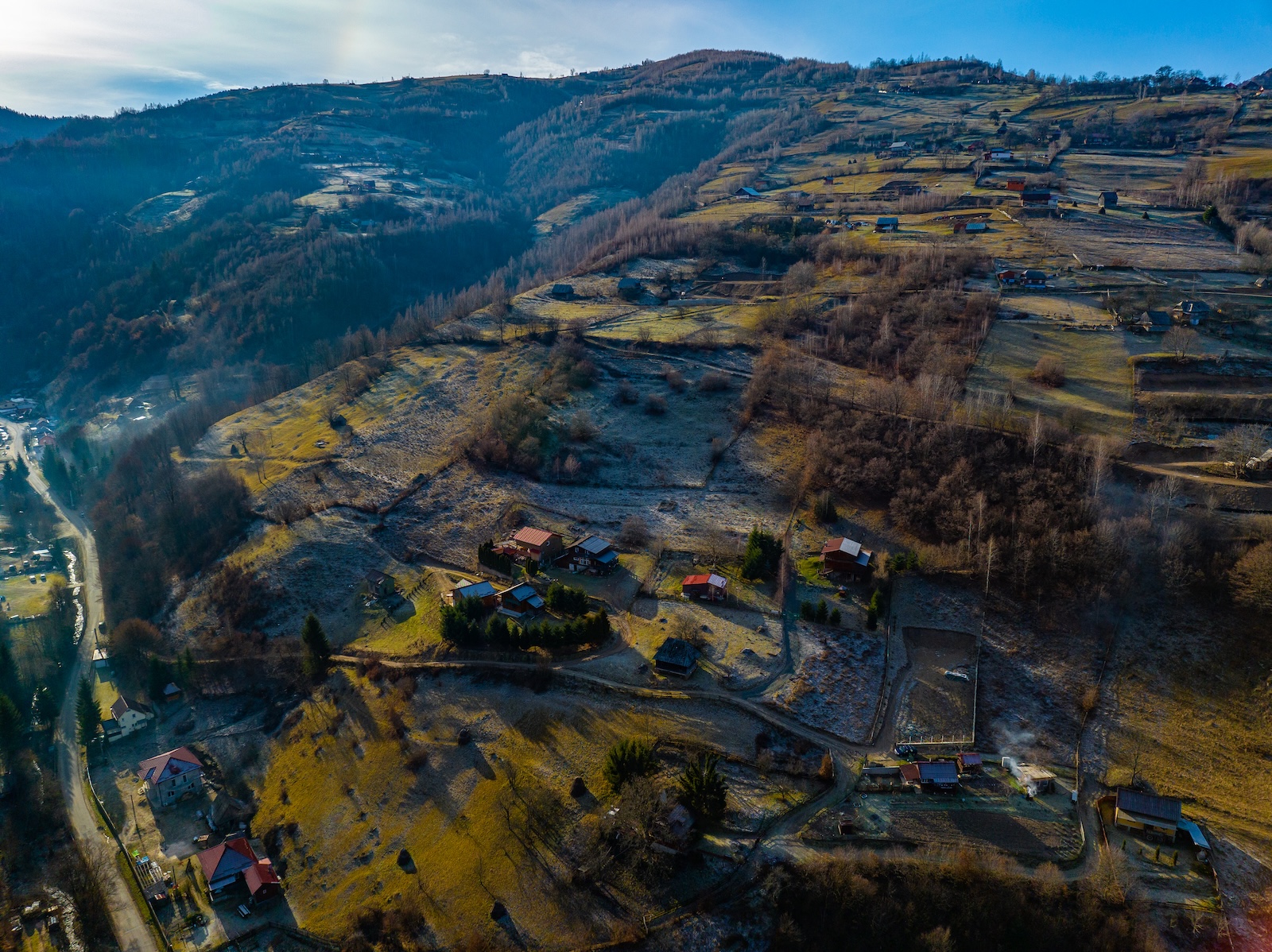 Versant cu terenuri și cabane în Someșu Rece