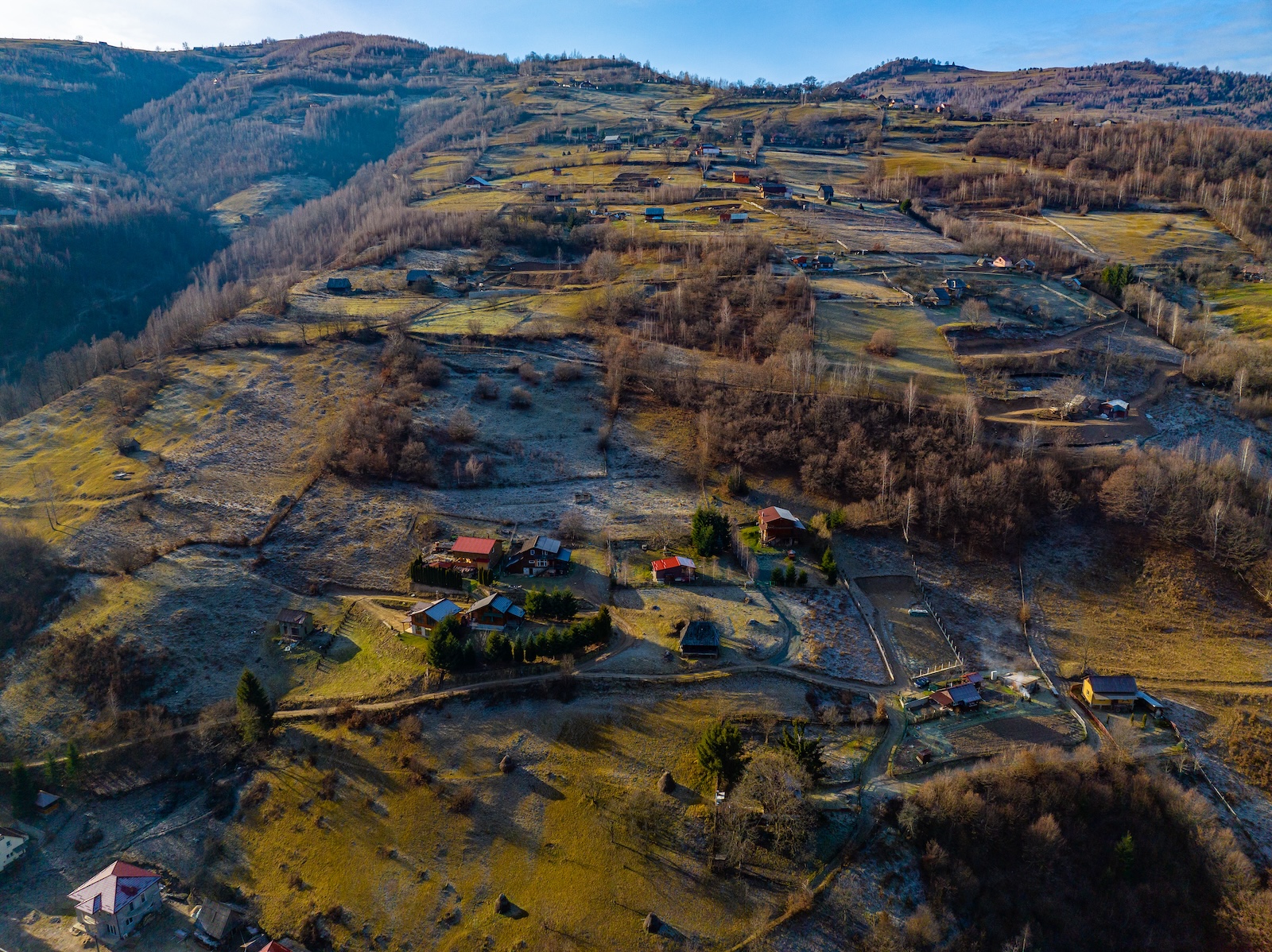 Vedere asupra grupului de cabane și terenuri din zonă