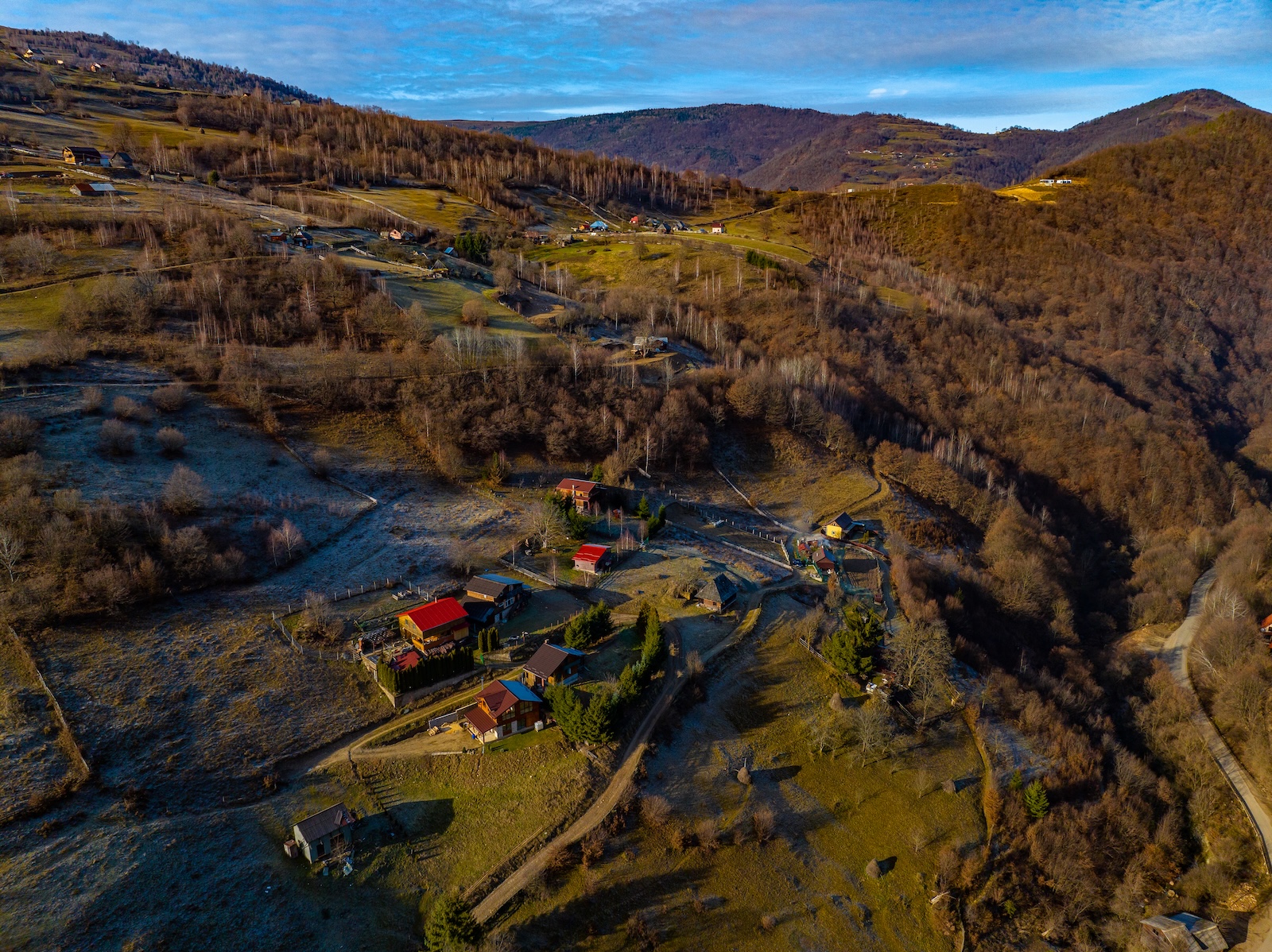 Vedere apropiată asupra cabanelor din zonă, Someșu Rece