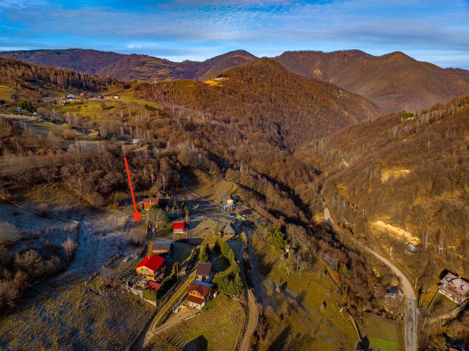 Imagine aeriană cu săgeată care indică aproximativ zona terenului