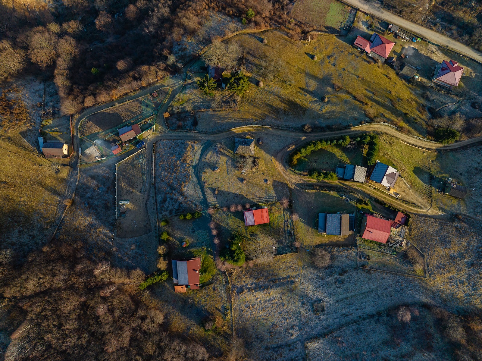 Vedere de sus cu dreptunghi roșu ce marchează conturul terenului