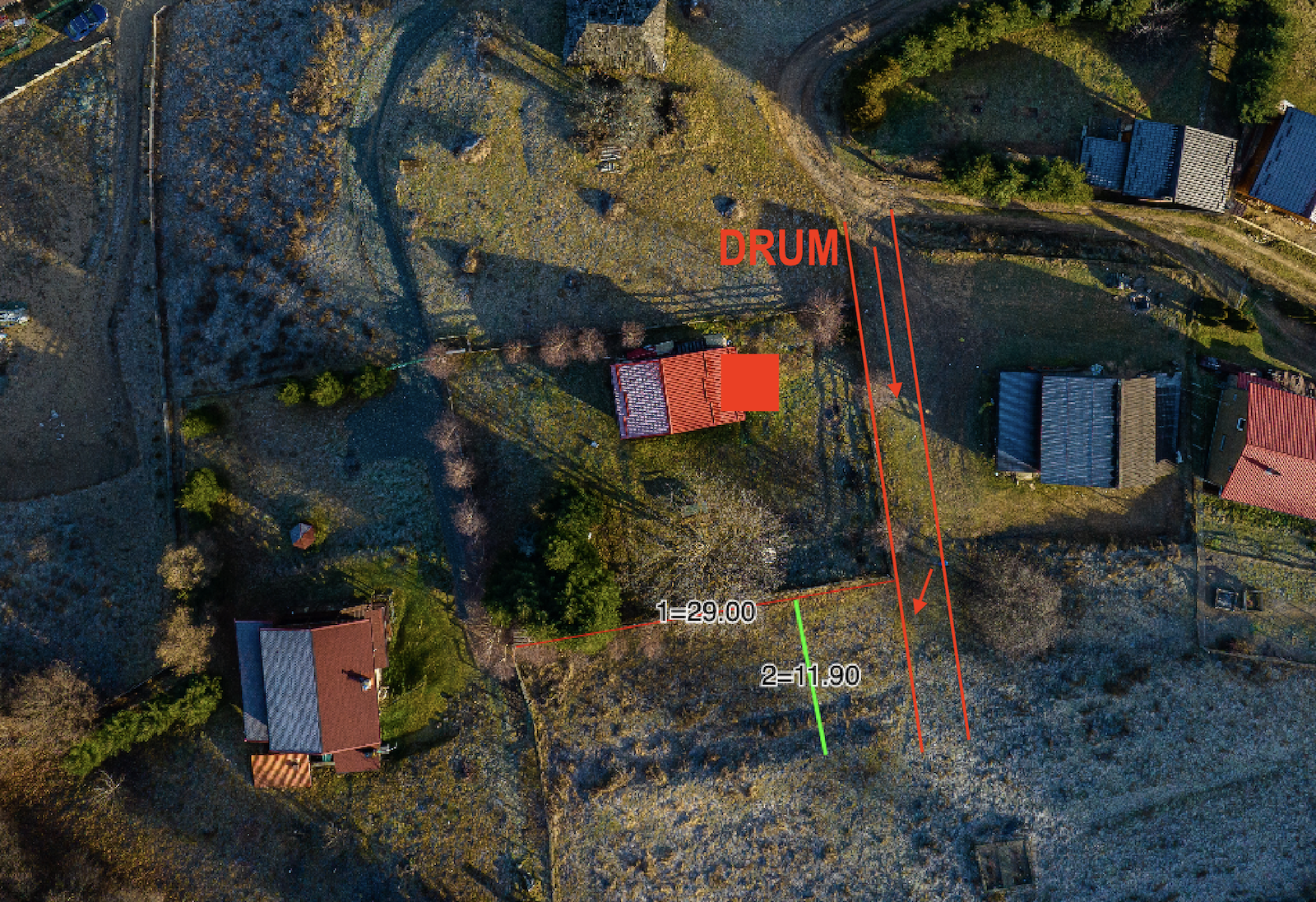 Imagine cu drum de acces și marcarea laturilor terenului