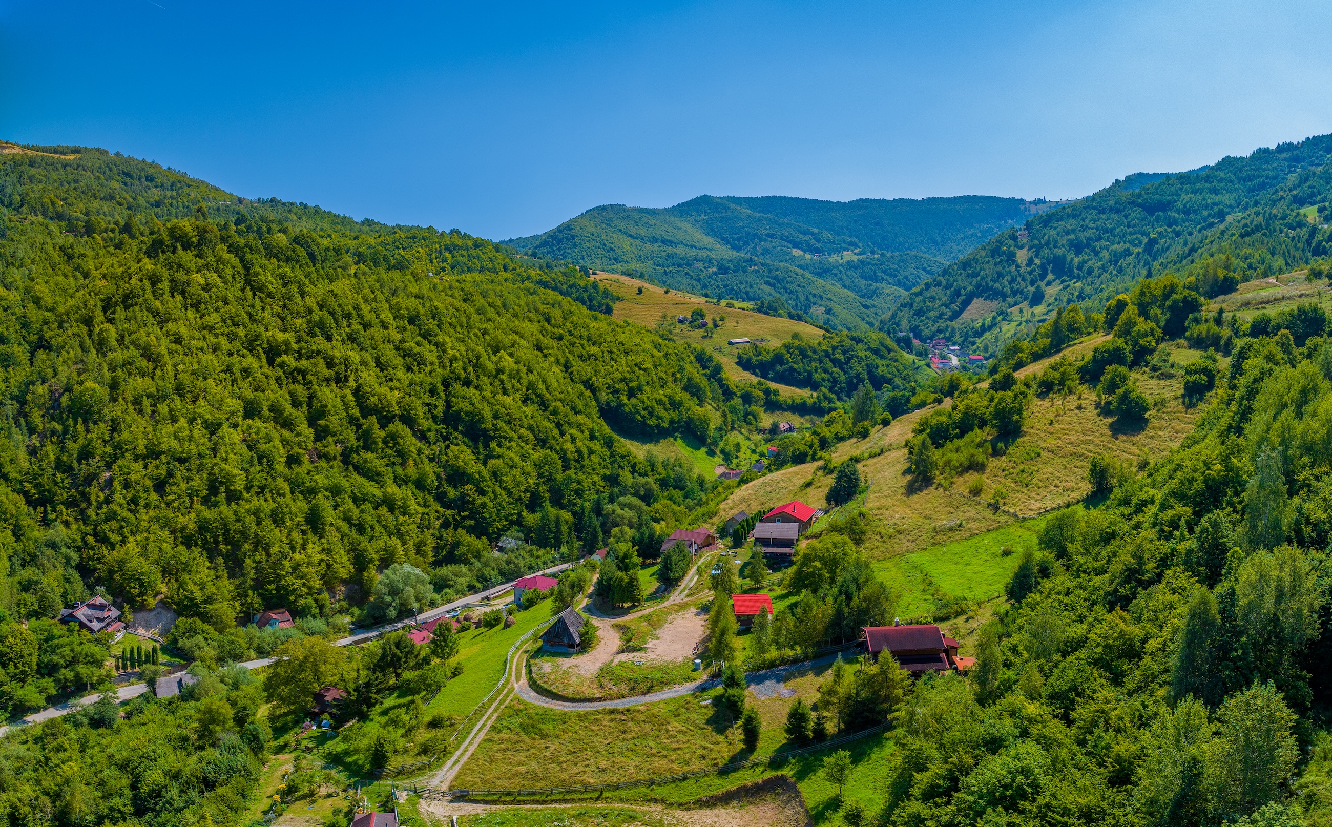 Panoramă Someșu Rece, zonă de munte cu cabane și multă verdeață